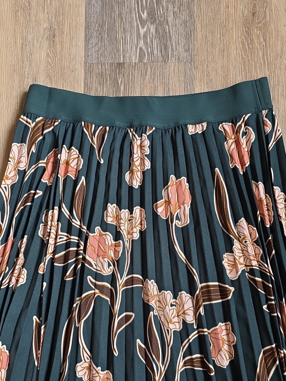 DR2 Pleated Floral Midi Skirt - Picture 2 of 15
